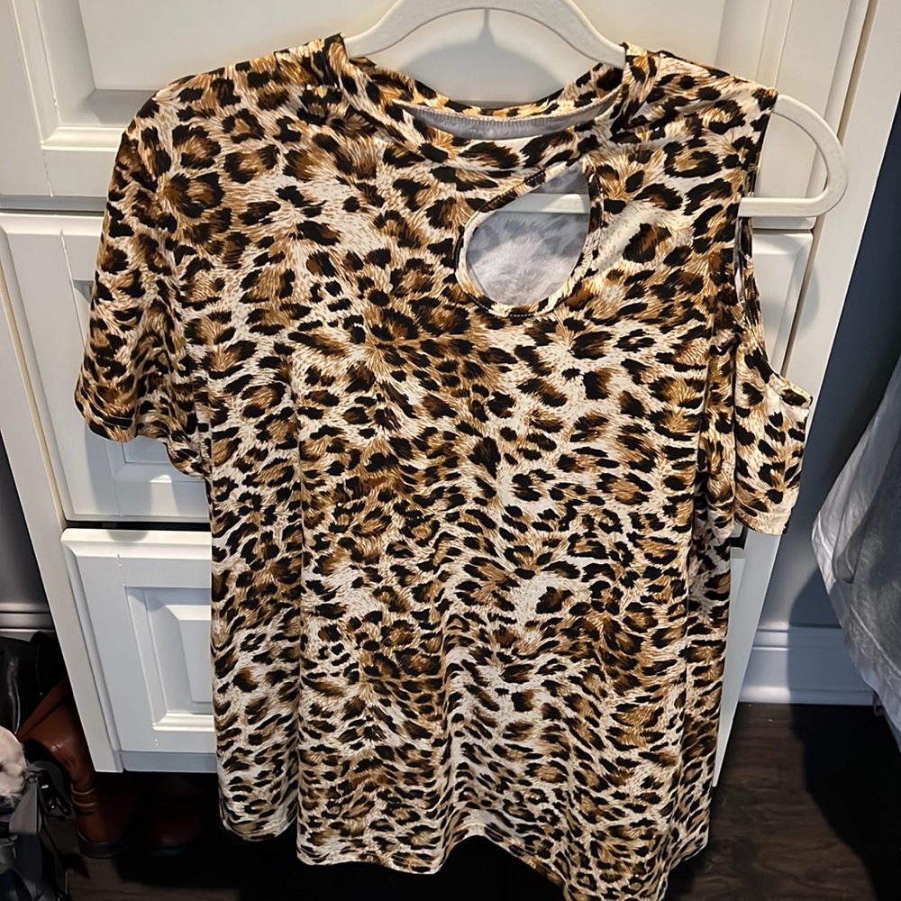 Off the shoulder-one arm Leopard top!